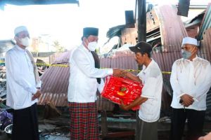 Wabup Hairan Serahkan Bantuan Korban Kebakaran