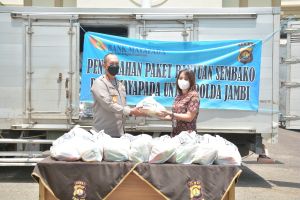 Polda Jambi Terima 2.000 Paket Sembako Dari Bank Mayapada Untuk Dibagikan