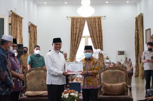 Al Haris Beri Bantuan Uang Rp125 juta ke Korban Gempa, Gubernur Sumbar : Ini Luar Biasa