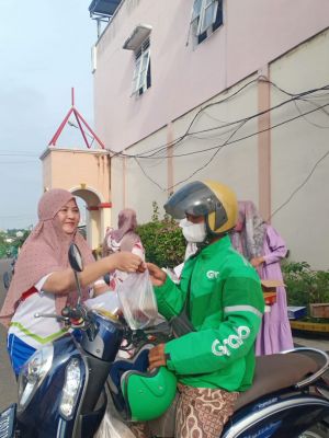 Keren... Ibu-ibu di Vila Gading Mayang Berbagi Takjil dengan Warga Sekitar