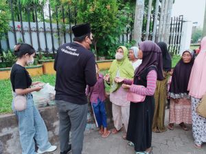 Tim Rumah Aspirasi Sahabat Maulana Berbagi Takjil di Sekitar Masjid Alfalah
