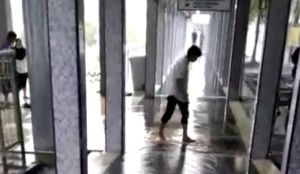 Selasar Bangunan RSUD Raden Mattaher Digenangi Air, Kabid Sarpras : Besok, Semua Saluran Diperbaiki