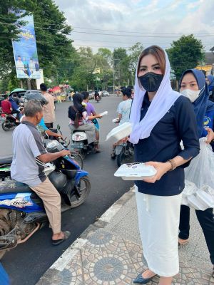 Garnita NasDem Provinsi Jambi Bagi-bagi Takjil di Tugu Keris, Laila: Semoga Berkah