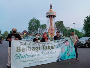 Sahabat Maulana Berbagi Takjil di Sekitaran Tugu Keris