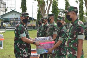 Sambut Hari Raya Idul Fitri, Korem 042 Gapu Bagikan Bingkisan Lebaran Untuk Prajurit Dan PNS