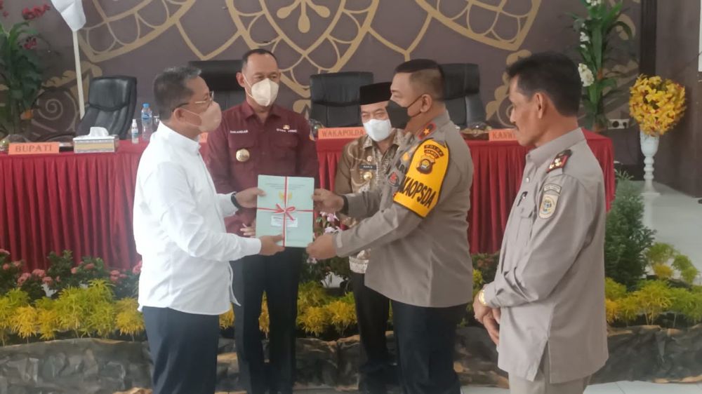 Wakapolda Jambi Brigjen Pol Yudawan R menghadiri penyerahan sertifikat tanah di Mapolres Tebo, Kamis (19/5/2022).