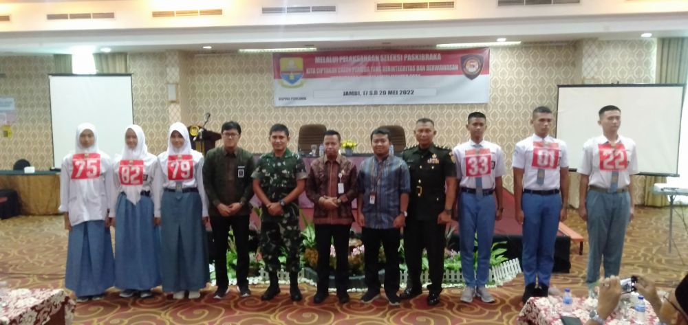 Kepala Dinas Pemuda dan Olahraga Provinsi Jambi Akhmad Bastari beserta pejabat terkait foto bersama dengan Calon Paskibraka Tingkat Nasional di Shang Ratu, Jum'at (20/5/2022).