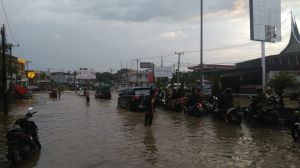 Banjir di Depan Pom Bensin Pattimura Sebabkan Kemacetan