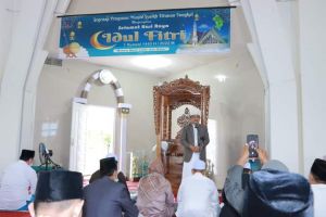 Sholat Idul Fitri di Masjid Syaikh Utsman Kuala Tungkal, Bupati Ucapkan Selamat