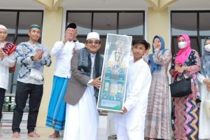 Bupati Serahkan Piala Pemenang lomba Arakan Sahur