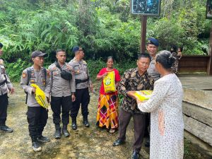 Polda Jambi Bagikan Sembako ke Warga SAD di Sarolangun