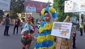 Pakai Baju Daur Ulang, Ribuan Siswa Ikuti Karnaval Pekan Rakyat Lingkungan Hidup
