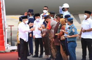 Kapolda Jambi Sambut Kedatangan Wapres RI di Bandara Sultan Thaha