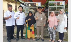 Wawako Maulana Serahkan Bantuan Gerobak ke Pedagang di Sungai Putri