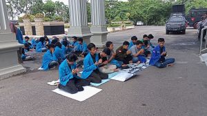 Demo Ke Gedung DPRD, Mahasiswa Ajak Polisi Shalat Berjamaah 
