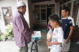 Uang Hasil Jualan Diambil Orang, Penjual Cilik Kerupuk Jengkol Dapat Sepeda Baru dari HAR