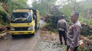 Longsor Tutup Jalan Penghubung Bangko- Kerinci, Kapolsek Langsung Turun Bersihkan