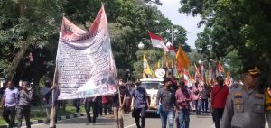 Ribuan Massa Datangi Kantor Gubernur Jambi Desak Naikkan Harga Sawit