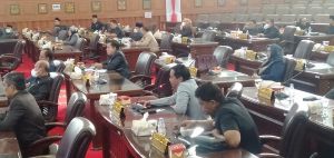 Rapat Tetap Dilanjutkan Dengan Tiga Agenda Penyampaian 
