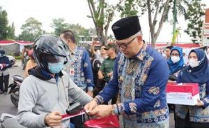 Sambut HUT RI, Walikota Jambi Bagi Bagi Bendera Merah Putih