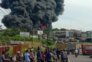 Polisi Buru Pemilik Gudang Minyak Diduga Ilegal yang Terbakar 