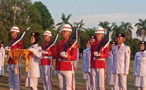 Berlangsung Khidmat, Pasukan Bhinneka Sukses Melakukan Penurunan Bendera HUT RI ke -77
