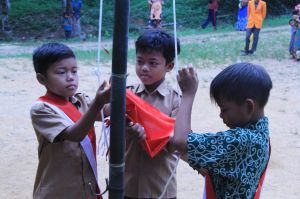 Anak Rimba Kibarkan Bendera Merah Putih
