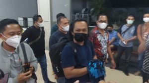 Diborgol, Pemilik Gudang Minyak Diduga Ilegal Tiba di Bandara Langsung Digiring ke Polda Jambi 