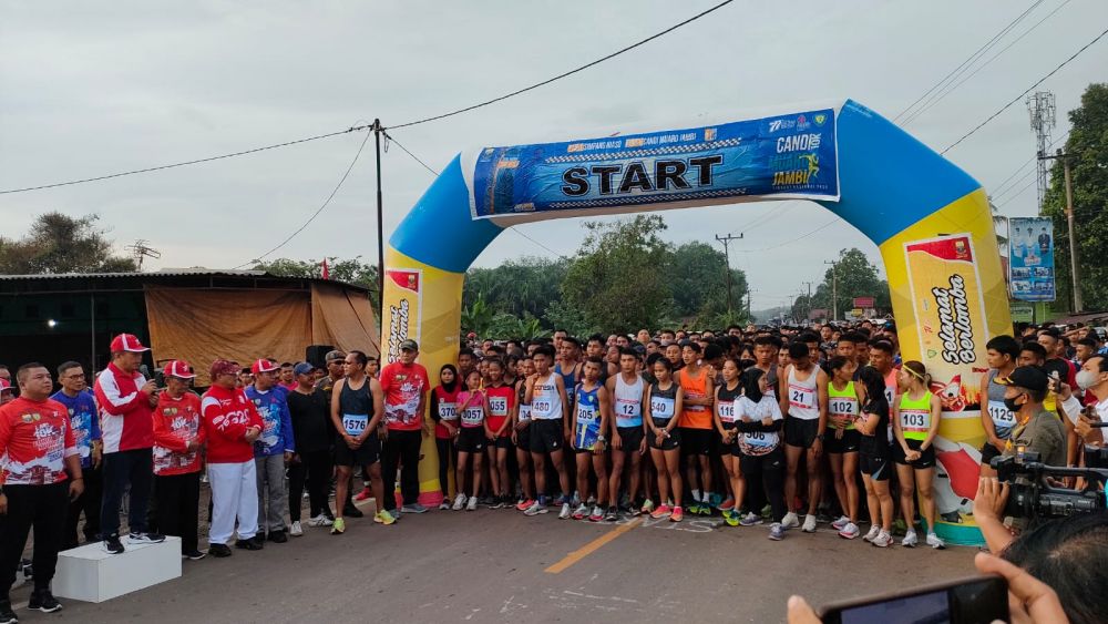 Gubernur Jambi Al Haris Secara Resmi Melepas Peserta Lari 10 K Candi Muaro Jambi, Minggu (21/8/2022).