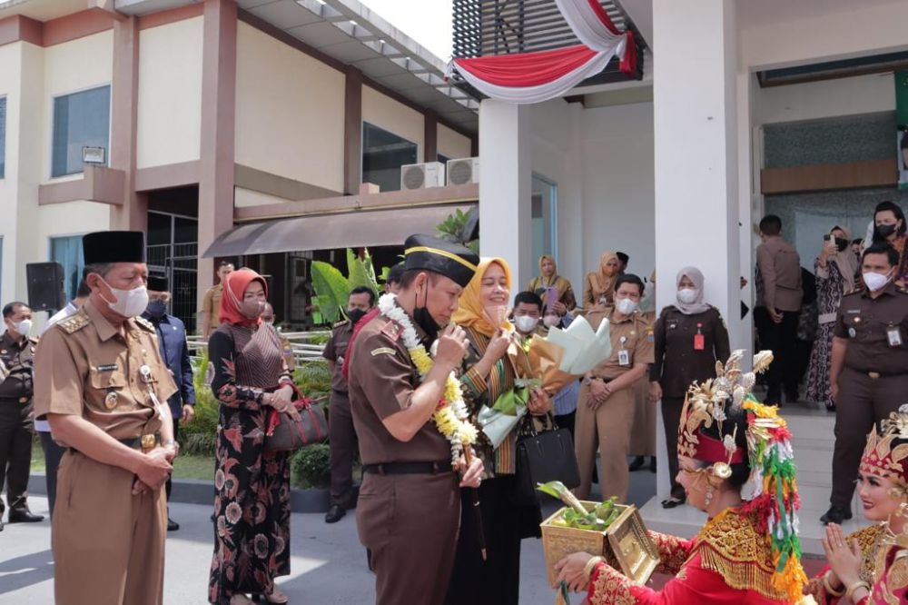 Kajati Jambi Erlan Suherlan tiba di Bandara Sultan Thaha Saifuddin Jambi disambut Unsur Forkopimda hingga Tarian Sekapur Sirih, Selasa (23/8/2022).