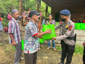Polisi Rimba Serahkan 200 Paket Sembako dari Kapolda Jambi ke Warga SAD di Air Hitam 