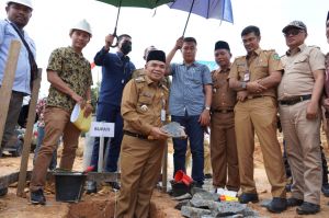 Aspan Letakkan Batu Pertama Pembangunan SMPN 45 Tebo