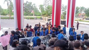 Mahasiswa Lakukan Aksi di Gedung DPRD Provinsi Jambi, Tolak Kenaikan BBM 