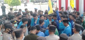 Mahasiswa Demo ke Kantor DPRD Singgung BBM hingga Pernyataan Gubernur Soal Inflasi 