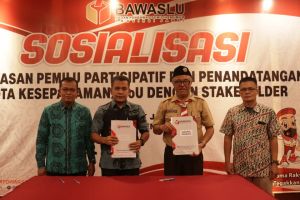 Bawaslu Provinsi Jambi Gelar Sosialisasi Pengawasan Pemilu Partisipatif dan Penandatanganan Mou