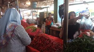 Pedagang Cabai di Pasar Angso Duo Terpaksa Turunkan Harga : Takut Busuk