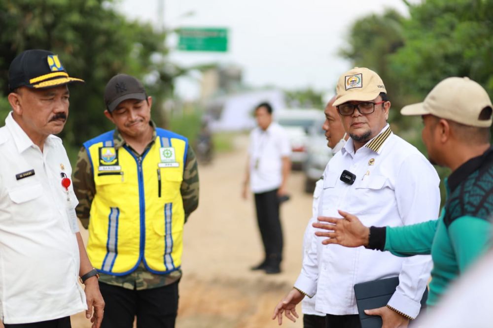 Wakil Ketua Komisi III DPRD Provinsi Jambi Ivan Wirata bersama Kepala Dinas PUPR Provinsi Jambi M Fauzi Langsung Mengecek Kerusakan Jalan di Kumpeh, Rabu (14/9/2022).
