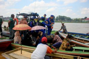 Ditpolairud Polda Jambi Bagikan Paket Sembako ke Nelayan 