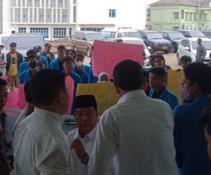 Geruduk Gedung Rektorat, Mahasiswa UIN Jambi Desak Transpransi Dana CSR Kampus