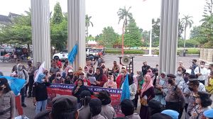 Tolak Kenaikan BBM, Emak-emak Demo di Gedung DPRD Provinsi Jambi 