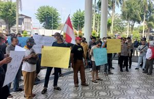 Imbas Kenaikan BBM, Driver Mobil Maxim Datangi DPRD Kota Jambi Tuntut Kenaikan Tarif