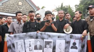 Mahasiswa Unja Tabur Bunga Untuk Korban Meninggal Kecelakaan di Mendalo