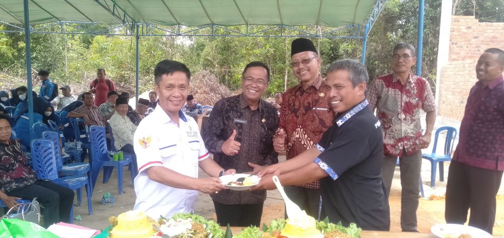 Anggota DPRD Muaro Jambi Ulil Amri, Kepala Dinas Perkim Firmansyah, Kepala Desa Pematang Gajah Rohmat, Ketua Kelompok Swadaya Masyarakat (KSM) Pelangi Potong Tumpeng Sosialisasi Pembangunan Gedung Pengelolaan Sampah di RT 13 Desa Pematang Gajah, Kamis (29/9/2022).