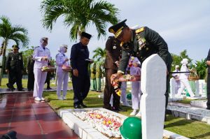 Peringati HUT ke- 77 TNI, Korem 042/Gapu Gelar Ziarah Nasional di Taman Makam Pahlawan 