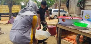 Satgas TMMD Bantu Orang Tua Asuh Memasak