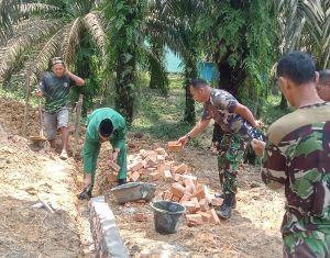 Camat Marosebo Dampingi Danramil Peletakan Batu Pertama Bedah Rumah 