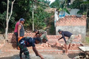 Satgas TMMD dan Warga Gotong Royong Bangun MCK Musolla di Desa Kembang Seri Baru
