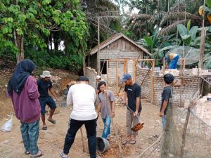 Mahasiswa Bantu Satgas dan Warga Bedah Rumah TMMD