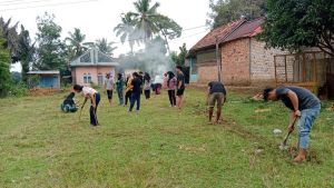 Satgas TMMD bersama Mahasiswa KKN dan Warga Gotong Royong Bangun Lapangan Voli