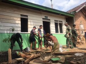 Satgas Dibantu Warga Terus Bekerja Selesaikan Bedah Rumah di Desa Kembang Seri Baru